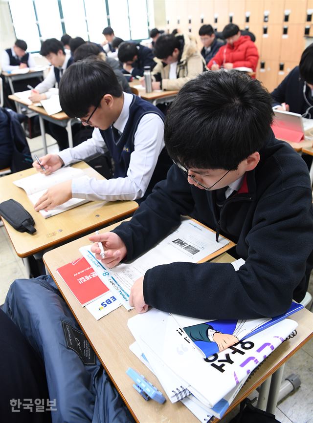 17일 오전 서울 용산고 에서 고3학생들이 다시 6일 앞으로 다가온 수능시험에 대비 문제풀기에 열중 하고 있다. 신상순 선임기자ssshin@hankookilbo.com /2017-11-17(한국일보)