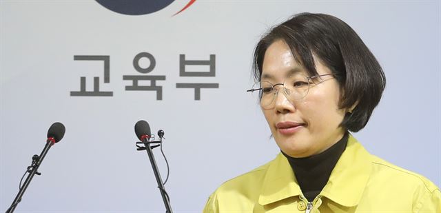 박춘란 교육부 차관이 17일 오후 정부세종청사에서 기자회견을 갖고 수능 연기 후속 대책 및 지진 피해 학교 현황을 발표하고 있다. 연합뉴스