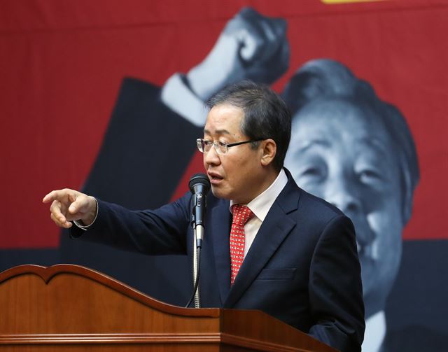 홍준표 자유한국당 대표가 17일 부산 동구 부산일보에서 열린 김영삼 전 대통령 서거 2주기 토크콘서트에서 발언을 하고 있다. 부산=연합뉴스