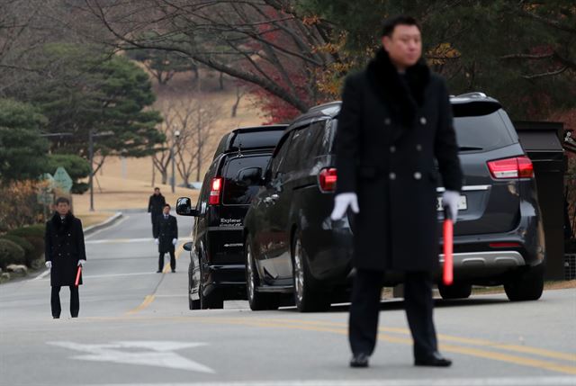 삼성 창업주 호암 이병철 선대 회장의 30주기 추모식이 열린 17일 오전 홍라희 삼성미술관 리움 관장 등 삼성 오너 일가가 탄 차량이 경기 용인시 호암미술관 인근 선영으로 들어가고 있다. 연합뉴스