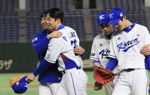 17일 오후 일본 도쿄돔에서 열린 아시아프로야구챔피언십(APBC) 한국과 대만의 경기에서 1대0으로 승리한 대표팀 선수들이 환호하고 있다. 왼쪽부터 임기영, 장필준, 이정후, 구자욱. 연합뉴스