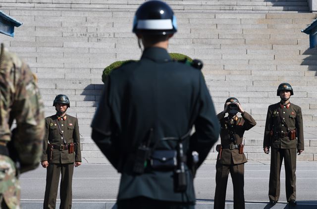 한미 국방장관이 경기 파주시 판문점 공동경비구역(JSA)에서 대북 메시지를 발표한 지난달 27일 북한 병사들이 남측을 바라보고 있다. 판문점=사진공동취재단