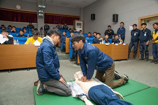 현대삼호중공업이 지난 17일 사내 심폐소생술 경연대회를 개최했다. 대회에 참여한 직원들이 현장 대처능력 실습을 벌이고 있다.