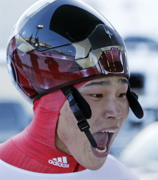 윤성빈이 우승을 차지한 뒤 ‘아이언맨’ 헬맷을 벗고 환호하고 있다. 파크시티=AP 연합뉴스