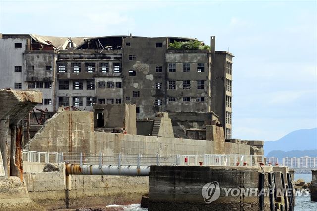 폐허가 된 일본 나가사키현 군함도의 건물. [연합뉴스 자료사진]