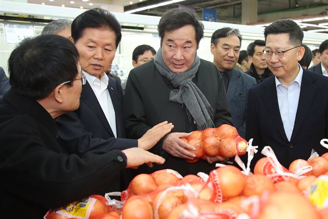 이낙연 국무총리(오른쪽 두번째)가 휴일인 19일 오전 서울 양재동 하나로클럽을 방문해 김병원 농협중앙회장(왼쪽 두번째), 김현수 농림축산식품부 차관(오른쪽)과 농산물 수급 및 가격동향을 살피고 있다. 연합뉴스