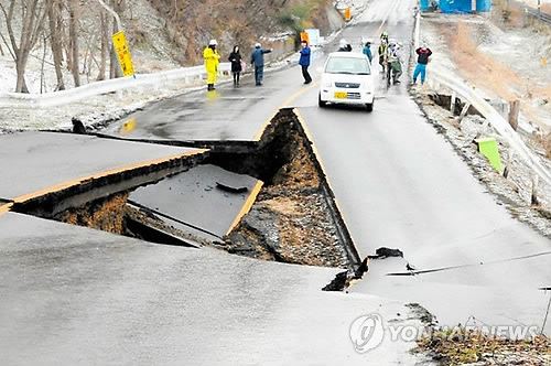 2011년 3월 11일 발생한 도호쿠대지진 당시 후쿠시마 지역의 한 도로가 함몰돼 통행이 금지돼 있다. 후쿠시마=EPA 연합뉴스