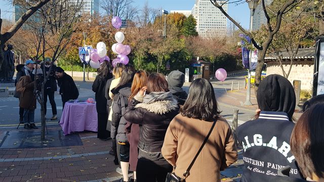 페미니즘 활동단체 페미당당이 19일 서울 중구 정동길에 설치한 미프진 자판기 앞에 시민들이 줄을 서고 있다. 강진구 기자