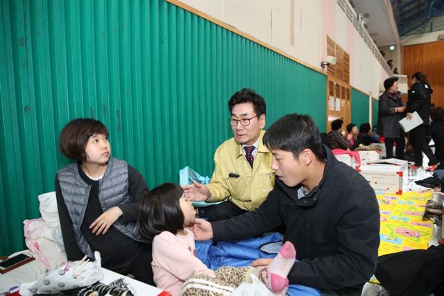 오는 22일 출산예정인 김현옥(왼쪽)씨가 16일 경북 포항시 흥해읍 흥해실내체육관에 머물고 있는 모습. 포항시의회 제공