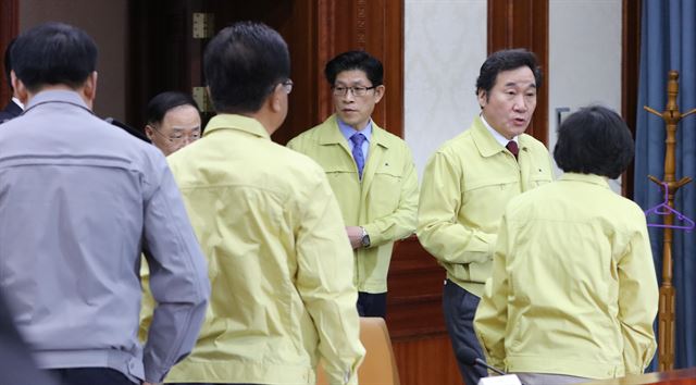 이낙연 국무총리가 20일 오전 정부서울청사에서 열린 서울-세종 AI 상황점검 및 대책회의에 참석하고 있다. 연합뉴스