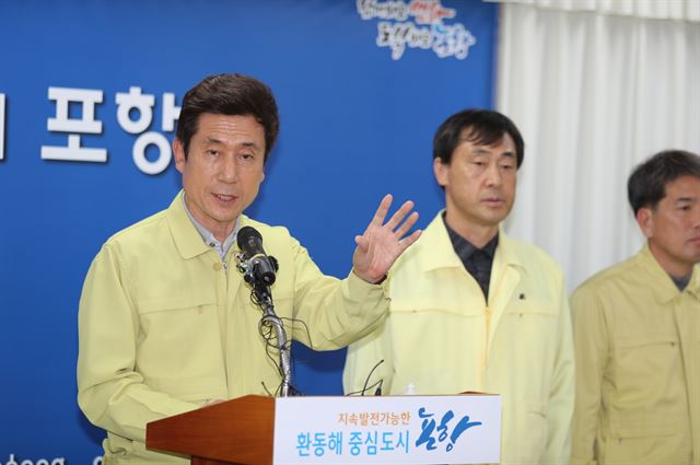 이강덕 경북 포항시장이 포항시청 브리핑룸에서 지진 피해를 입은 이재민의 이주대책을 설명하고 있다. 포항시 제공