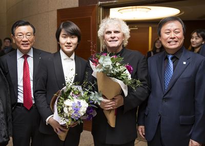 지난 19일 서울 서초구 예술의전당에서 열린 '2017 사이먼 래틀&베를린 필하모닉 내한공연' 종료 후 박삼구(왼쪽부터) 금호아시아나그룹회장, 조성진 피아니스트, 사이먼 래틀 지휘자, 도종환 문화체육관광부 장관이 지 기념촬영을 하고 있다. 연합뉴스