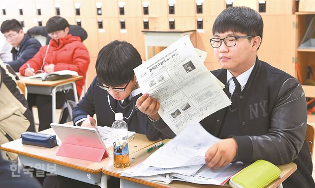 17일 오전 서울 용산구 용산고에서 고3 학생들이 모의고사 시험지를 보며 시험준비를 하고 있다. 신상순 선임기자