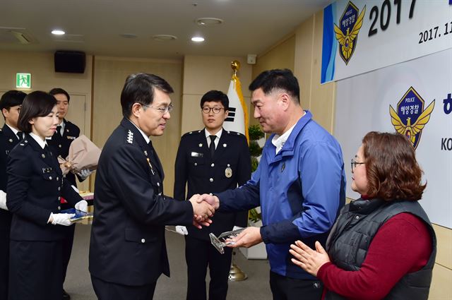 김국관(오른쪽) 선장이 20일 정부세종2청사에서 열린 '바다의 의인상' 시상식에서 박경민 해경청장으로부터 상을 수여하고 있다. 해양경찰청 제공