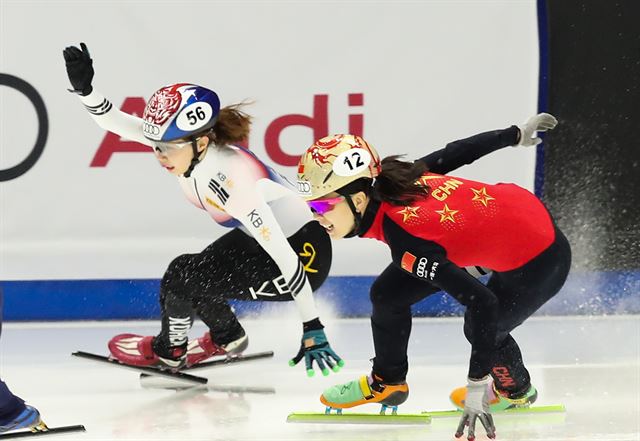 한국 김예진(왼쪽)이 19일 목동 실내빙상장에서 열린 쇼트트랙 월드컵 4차 대회 여자 3,000m 계주 결승에서 중국 궈이한에 부딪혀 넘어지고 있다. 연합뉴스