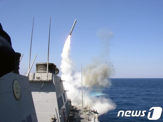 미 해군 미사일 구축함 '포터'에서 순항미사일 '토마호크'를 발사하고 있는 모습(자료사진) ⓒ AFP=뉴스1