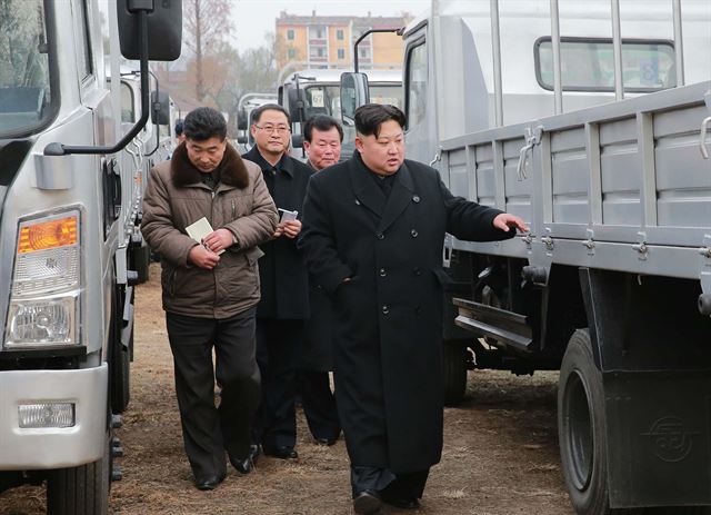 김정은 북한 노동당 위원장이 평안남도 덕천 소재 승리자동차연합기업소를 시찰했다고 북한 관영 조선중앙통신이 21일 보도했다. 트럭들을 둘러보는 김정은. 연합뉴스