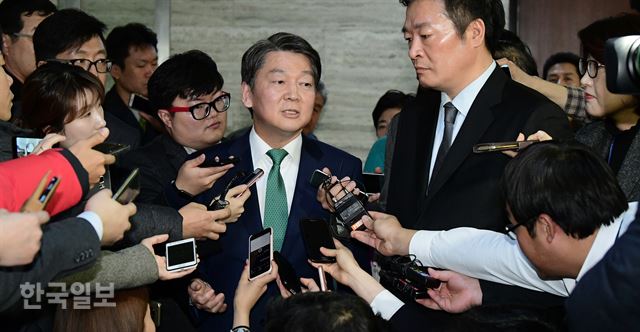 국민의당 안철수 대표가 21일 오후 국회에서 열린 바른정당과의 연대·통합론에 대한 의견을 교환하는 의원총회에 참석 하고 있다 .배우한 기자