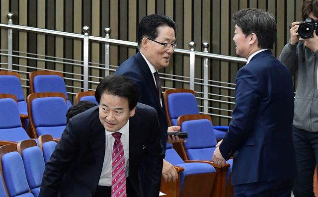 안철수 국민의당 대표가 21일 국회에서 비공개로 열린 의원총회에서 박지원 의원과 인사를 나누고 있다.배우한 기자