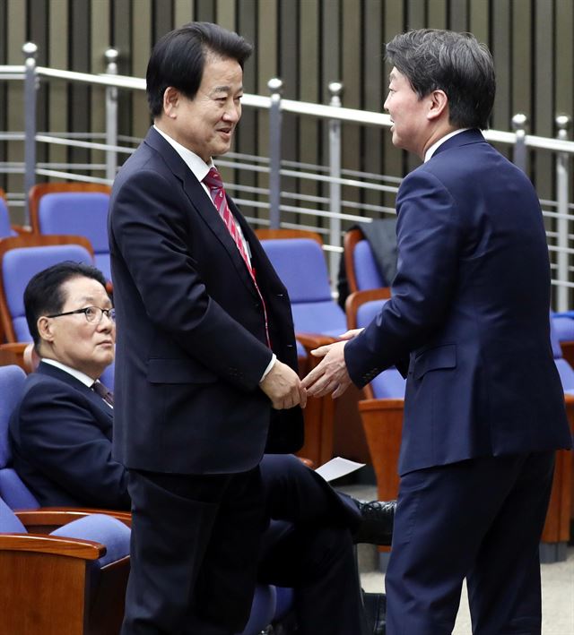 국민의당 안철수 대표가 21일 오후 국회 본청에서 열린 국민의당 비공개 의원총회에서 참석 정동영 의원과 인사를 하고 있다 배우한 기자