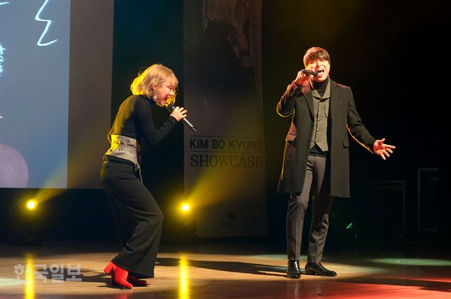 가수 김보경(왼쪽)과 먼데이키즈 이진성이 21일 오후 서울 강남구 일지아트홀에서 열린 김보경-먼데이키즈 쇼케이스에서 신곡 '이별선물' 무대를 선보이고 있다. 최지이 인턴기자