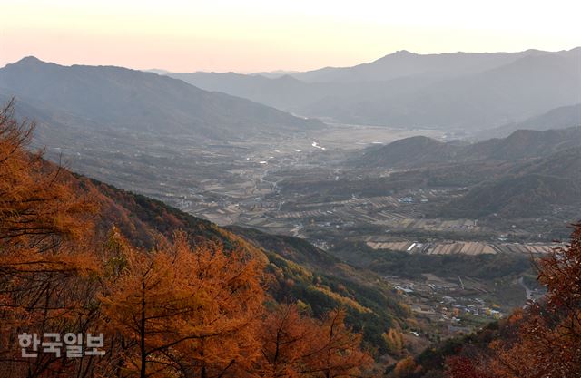 하동 악양면에서 청학동으로 넘어가는 회남재에서 바라본 모습. 지리산을 왜 어머니 품에 비유하는지 저절로 알게 되는 풍경이다. 하동=최흥수기자