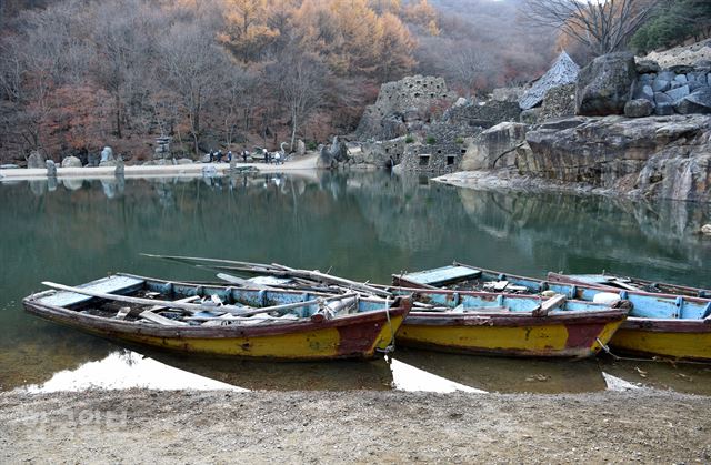 산중에 별천지 같은 호수도 나온다.