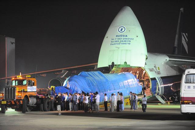 지난 2009년 6월 한국 최초 위성발사체(KSLV-1)의 1단 발사체가 부산 김해공항에 하역되고 있다. 한국일보 자료사진