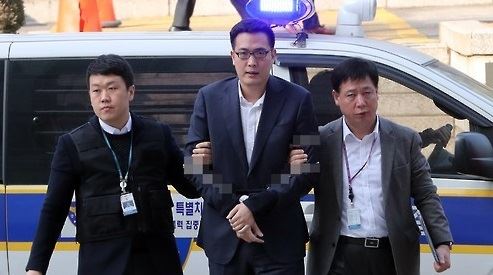 지난 1월 만취해 술집 종업원을 폭행하고 순찰차를 파손한 혐의로 구속 영장이 청구된 김동선(가운데)씨가 영장실질심사를 받기 위해 서울중앙지법으로 들어서고 있다. 한국일보 자료사진