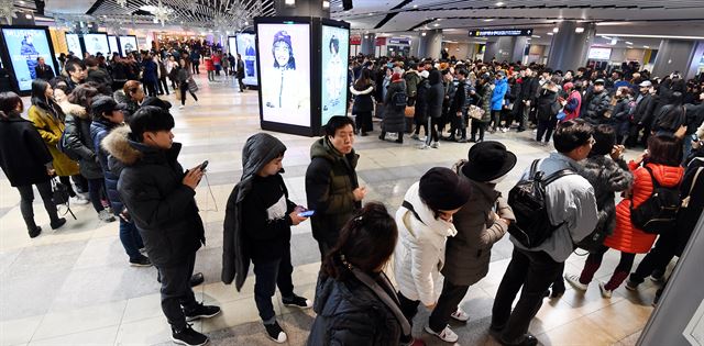 22일 오전 서울 송파구 롯데백화점 잠실점 에비뉴엘 지하 1층 평창 팝업스토어 앞에 평창올림픽 기념 롱패딩 선착순 구매를 하기 위해 줄을 서서 입장하고 있다.고영권기자youngkoh@hankookilbo.com