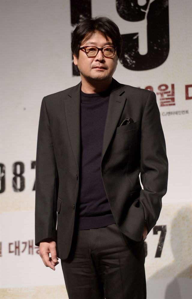 배우 김윤석이 22일 오전 서울 강남구 신사동 CGV압구정에서 열린 영화 '1987' 제작보고회에 참석해 포토타임을 가지고 있다. 최지이 인턴기자