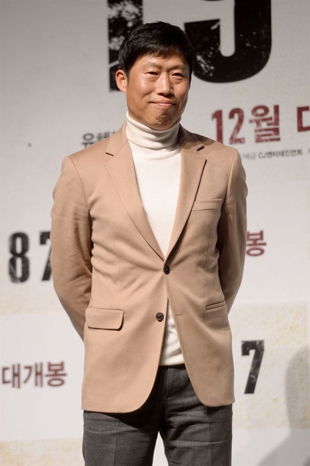 배우 유해진이 22일 오전 서울 강남구 신사동 CGV압구정에서 열린 영화 '1987' 제작보고회에 참석해 포토타임을 가지고 있다. 최지이 인턴기자