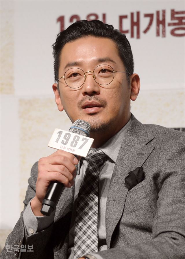 배우 하정우가 22일 오전 서울 강남구 신사동 CGV압구정에서 열린 영화 '1987' 제작보고회에 참석해 질문에 답하고 있다. 최지이 인턴기자