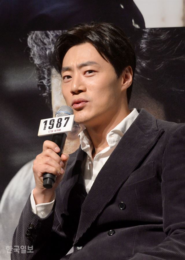 배우 이희준이 22일 오전 서울 강남구 신사동 CGV압구정에서 열린 영화 '1987' 제작보고회에 참석해 질문에 답하고 있다. 최지이 인턴기자