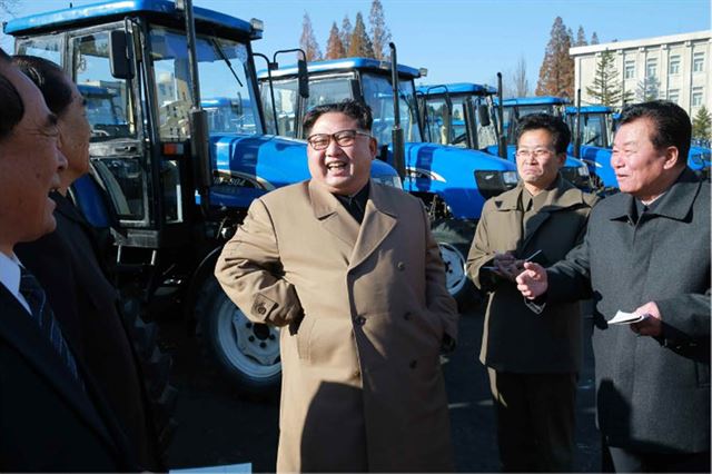 북한 노동신문은 김정은 노동당 위원장이 평안남도 강서군 금성트랙터공장을 현지지도 하고 있다. 뉴시스