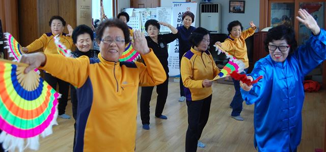 할머니들이 20일 전주 팔복동 야전경로당에서 흥겨운 표정으로 우슈를 배우고 있다. 전주=김지섭기자