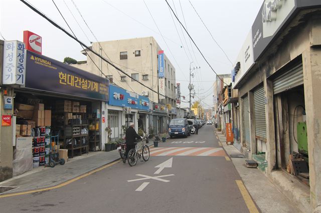 대구역 센트럴자이와 도로 하나를 두고 있는 북성로 중장비 골목. 땅값은 올랐지만 거리의 특성상 매매는 이뤄지지 않고 있다. 김민규기자 whitekmg@hankookilbo.com