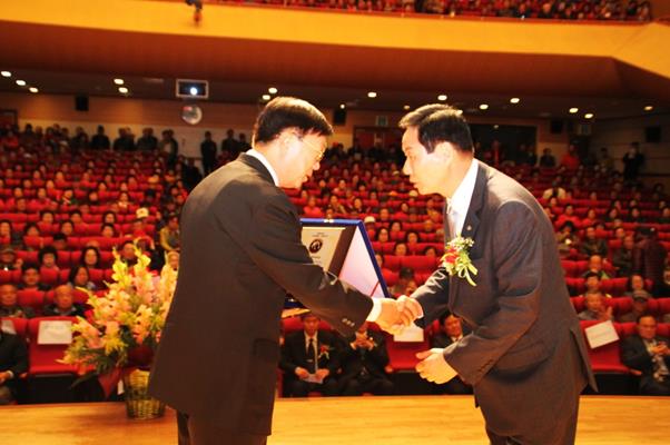 ‘2017 고객만족 대상’ 우수봉사상을 전달받고 있는 한국진폐재해재가환자협회 황상덕 회장(우측), 탄광 근로환자들의 사회적 권익 증진을 위한 협회를 구성, 법적 구호활동을 벌임으로써 계층 간 사회적 갈등요인 제거에 앞장서왔다.