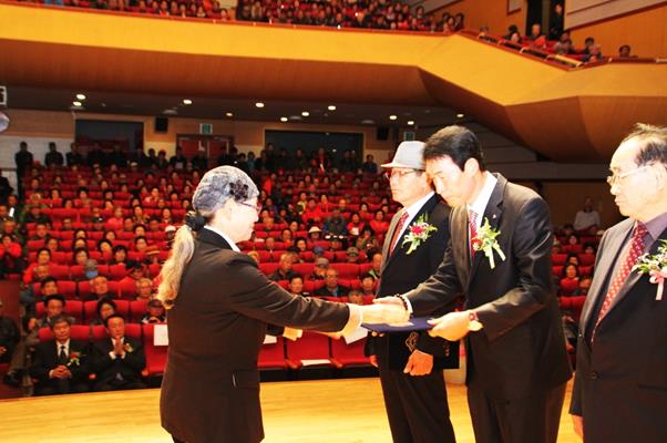 염동열 국의의원 표창을 수상하고 있는 한국진폐재해재가환자협회 김억수 부회장, 신상선 홍보부장, 이영조 대의원(좌로부터). 김억수 부회장은 “지역의 책임 있는 분들이 나서 지폐환자들의 고충에 관심을 갖고, 치료받을 수 있도록 노력해 달라”고 소감을 밝혔다.