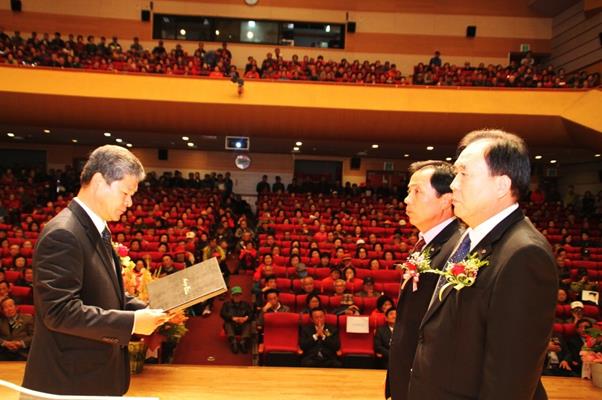 김연식 태백시장 표창을 수상하고 있는 한국진폐재해재가환자협회 황성진 대의원과 김영태 대의원(좌로부터). 김 태백시장은 “진폐 환자들을 위한 정부 정책지원과 의료혜택이 향상될 수 있도록 모두가 힘을 모아 지혜있게 대처하자”고 강조했다.