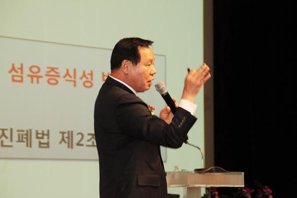 협회 산재근로교육을 담당하고 있는 한국진폐재해재가환자협회 박용일 고문. 교육을 통해 광부들이 산재보상보험법 및 근로기준법 등 관련 법률 혜택을 받을 수 있도록 노력하고 있다.