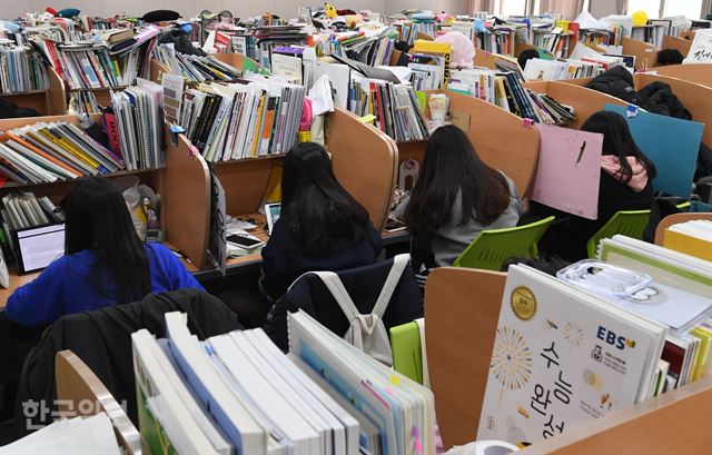 수능시험을 이틀 앞둔 21일 포스코 교육재단 소속 포항제철고등학교 수험생들이 교내 도서관에서 수능 준비를 하고 있다. 류호진 기자