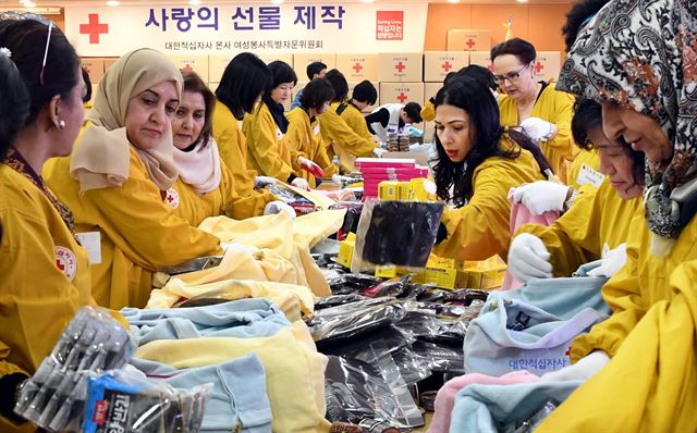 22일 오전 서울 중구 대한적십자사 본사에서 여성봉사특별자문위원회와 수요봉사회, 주한외교대사 부인, 국무위원 부인 등이 연말 조손가정 돕기 '사랑의 선물'을 제작하고 있다.배우한 기자