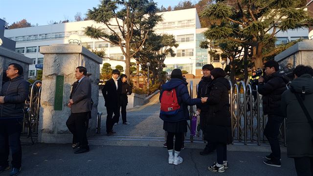 23일 오전 경북 포항 북구 유성여고 앞에서 학부모들과 각 학교에서 나온 교사들이 시험실로 들어가는 수험생들을 격려하고 있다. 포항=김정혜기자 kjh@hankookilbo.com