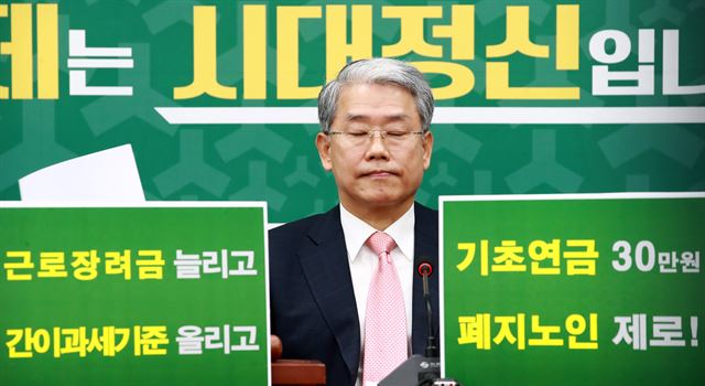 김동철 국민의당 원내대표가 23일 국회에서 열린 원내정책회의에 참석해 눈을 감은 채 생각에 잠겨 있다. 연합뉴스