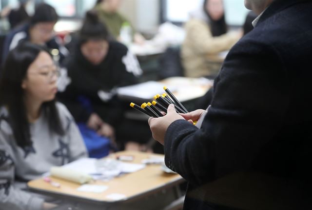 2018학년도 대학수학능력시험이 열는 23일 오전 수험생들이 서울 중구 이화여자외국어고등학교 고사장에서 시험을 기다리고 있다. 연합뉴스