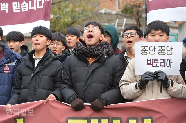 수능 당일 오전 서울 종로구 경복고등학교 앞에서 중앙고등학교 학생회 학생들이 수험생을 응원하고 있다. 중앙고등학교 2학년 학생회장 하지웅씨는 본인들도 수능이 얼마 남지 않아 응원을 하면서도 생각이 많아졌다며 선배 수험생들이 시험을 무사히 잘 치렀으면 좋겠다고 전했다. 박미소 인턴 기자