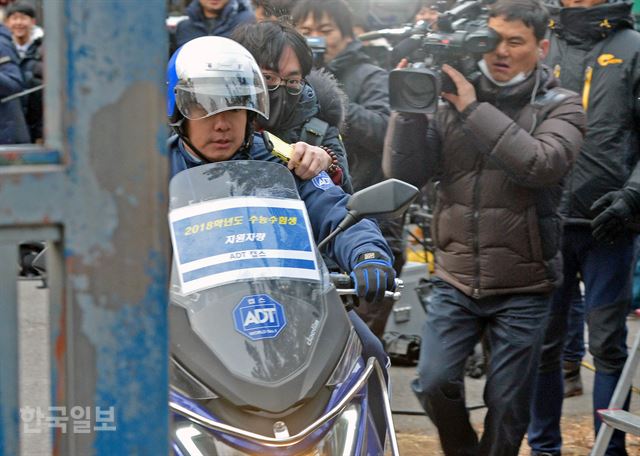 수능 당일 오전 경찰 오토바이를 타고 온 수험생이 서울 종로구 경복고등학교 정문 앞에 도착했다. 박미소 인턴 기자