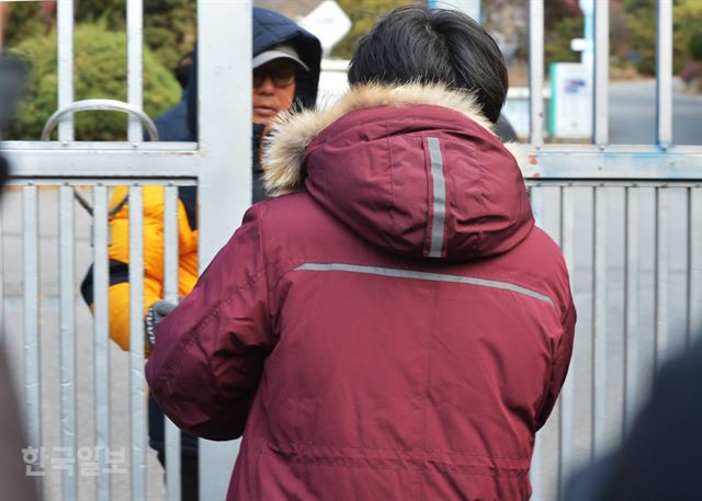 서울 종로구 경복고등학교 수험장 정문을 닫기 직전에 마지막으로 입장한 수험생의 뒷모습. 박미소 인턴 기자