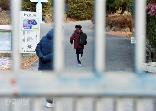 0 서울 종로구 경복고등학교 수험장 정문을 닫기 직전에 마지막으로 입장한 수험생이 시험장으로 뛰어가고 있다. 박미소 인턴 기자